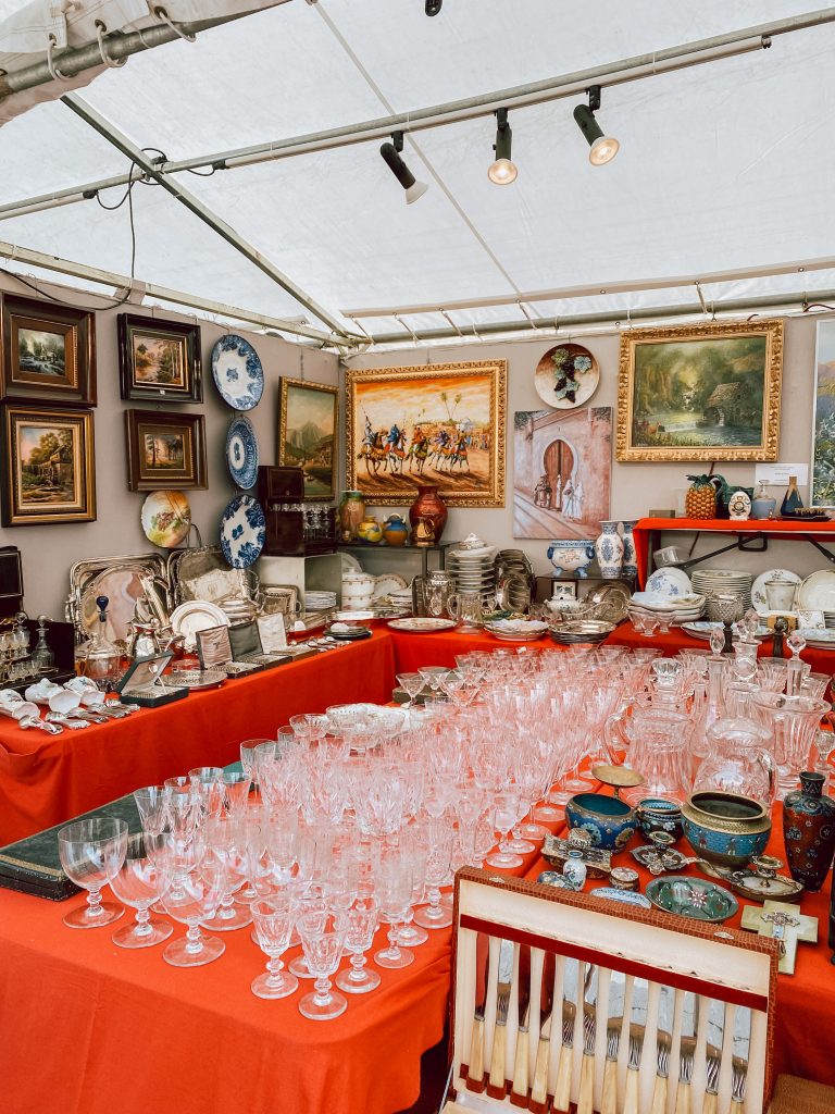 vintage glassware at a Brocantes vintage glassware at a Brocantes | What to do and see in Paris