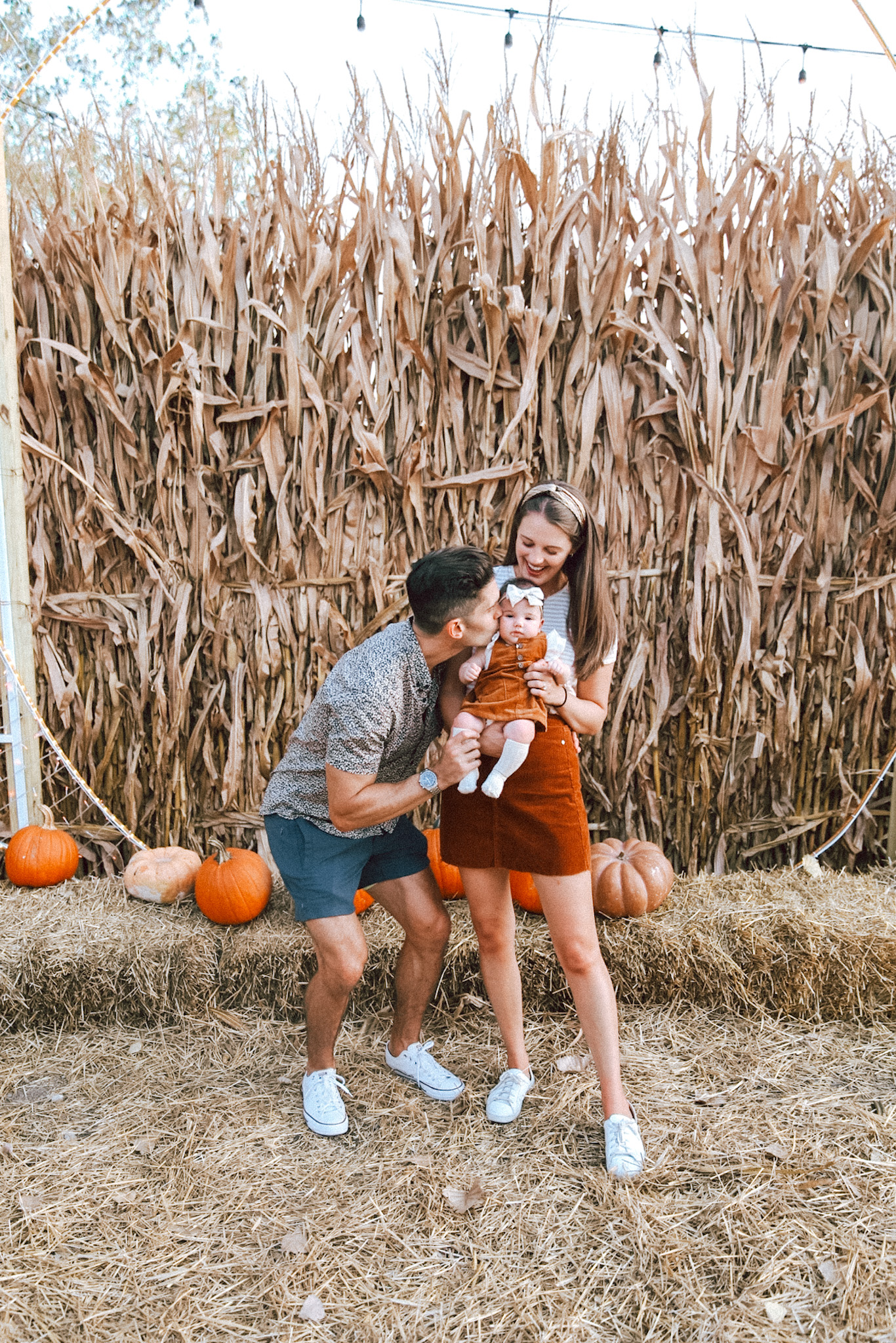 Fall family outfits: What to wear for a fall photoshoot at the pumpkin patch and other fall settings 